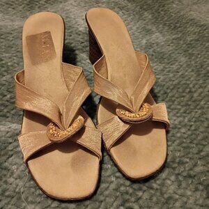 🇮🇹 Elegant Italian Shoemaker Heeled Sandals – Gold – Great Condition ✨